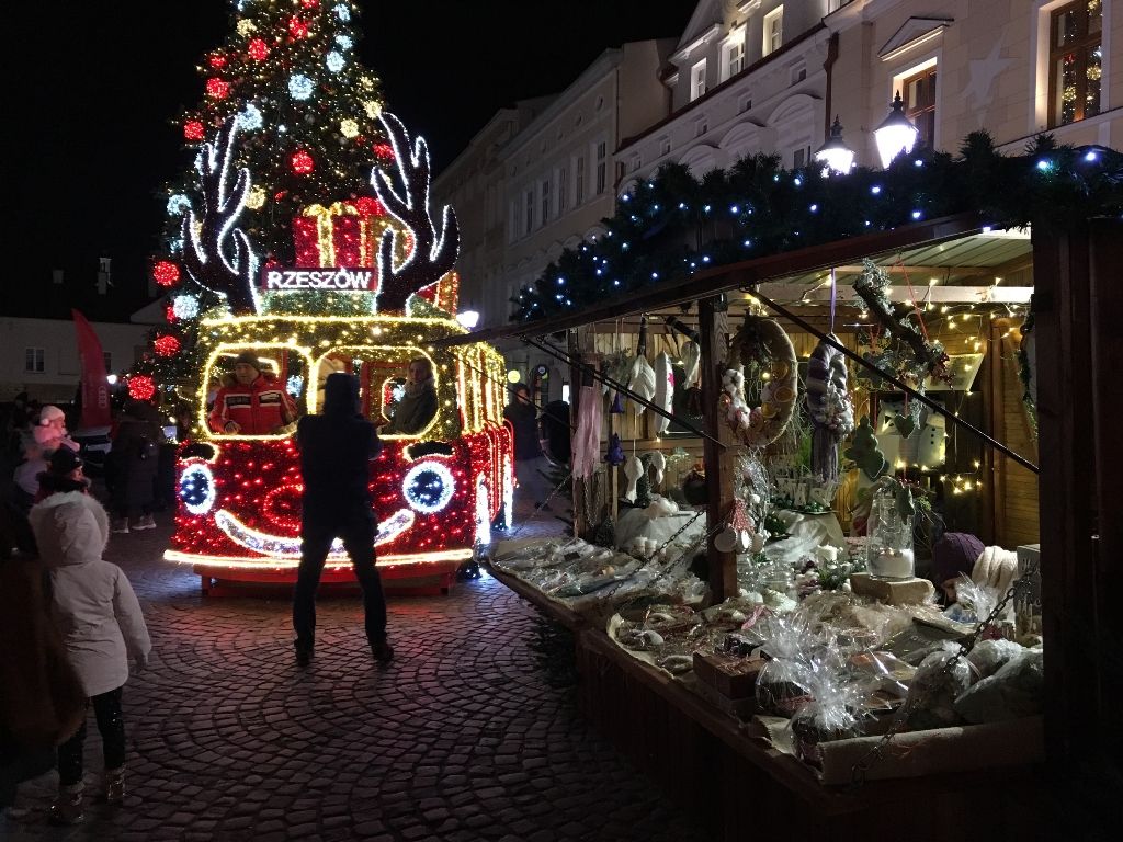 Magia świąt na rzeszowskim Rynku. Ruszył Jarmark Bożonarodzeniowy