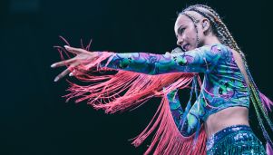 Natalia Nykiel na dachu Red Bull Tour Busa w Rzeszowie
