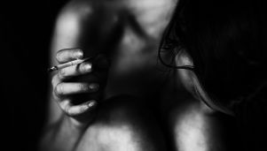"Depresyjne" akty kobiece na fotografiach Agnieszki Mac Uchman